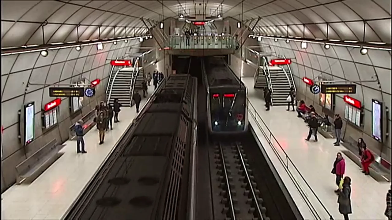 Frame 7.084883 de: Un grupo de personas agrede a dos vigilantes de seguridad de Metro Bilbao