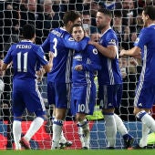 Hazard es felicitado por sus compañeros tras marcar un gol