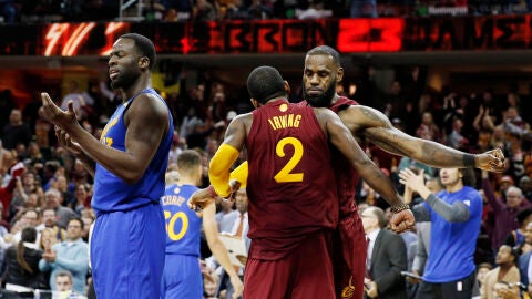Kyrie Irving y LeBron James celebran la victoria sobre los Warriors