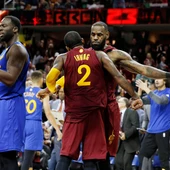 Kyrie Irving y LeBron James celebran la victoria sobre los Warriors Kyrie Irving y LeBron James celebran la victoria sobre los Warriors