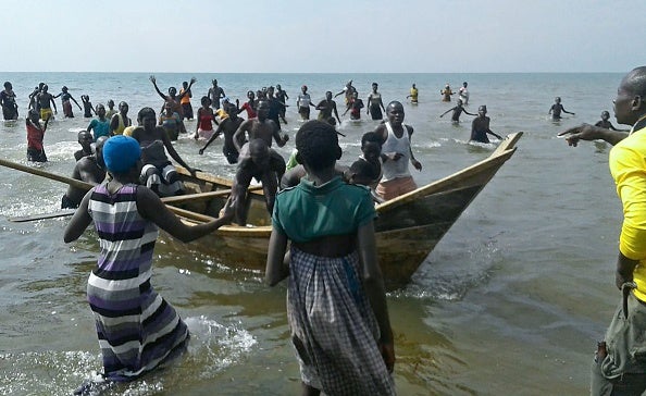 Al menos nueve muertos al naufragar un barco en Uganda que llevaba a un equipo de fútbol Al menos nueve muertos al naufragar un barco en Uganda que llevaba a un equipo de fútbol