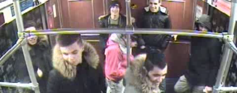 Difunden una foto de los siete jóvenes que intentaron quemar vivo a un indigente en Berlín Difunden una foto de los siete jóvenes que intentaron quemar vivo a un indigente en Berlín