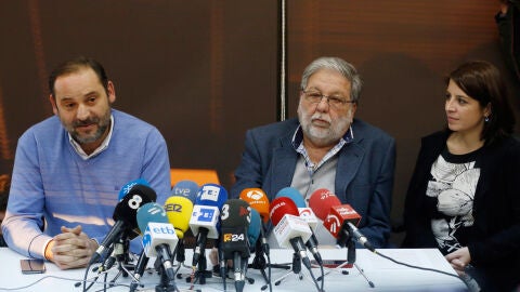 El secretario general del PSPV-PSOE de Valencia, Jos&eacute; Luis &Aacute;balos, el alcalde de Dos Hermanas, Francisco Toscano, y la secreataria de Pol&iacute;tica Municipal del PSOE, Adriana Lastra (i-d)