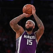 DeMarcus Cousins se dispone a lanzar a canasta DeMarcus Cousins se dispone a lanzar a canasta