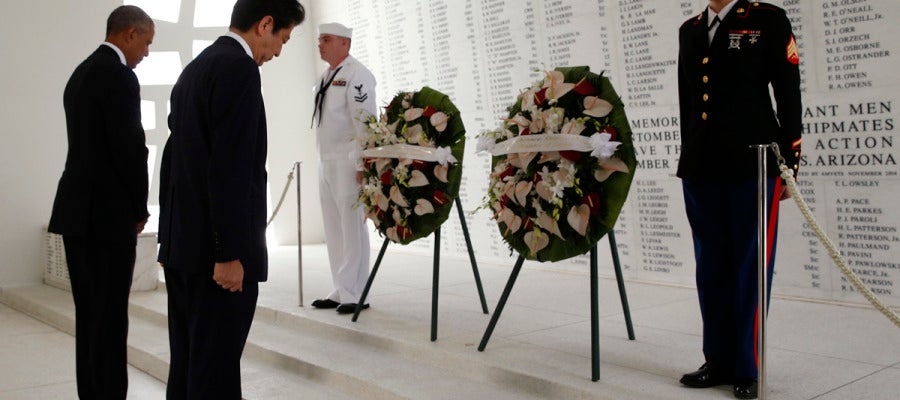 Shinzo Abe muestra sus condolencias por las víctimas de Pearl Harbor junto a Obama 