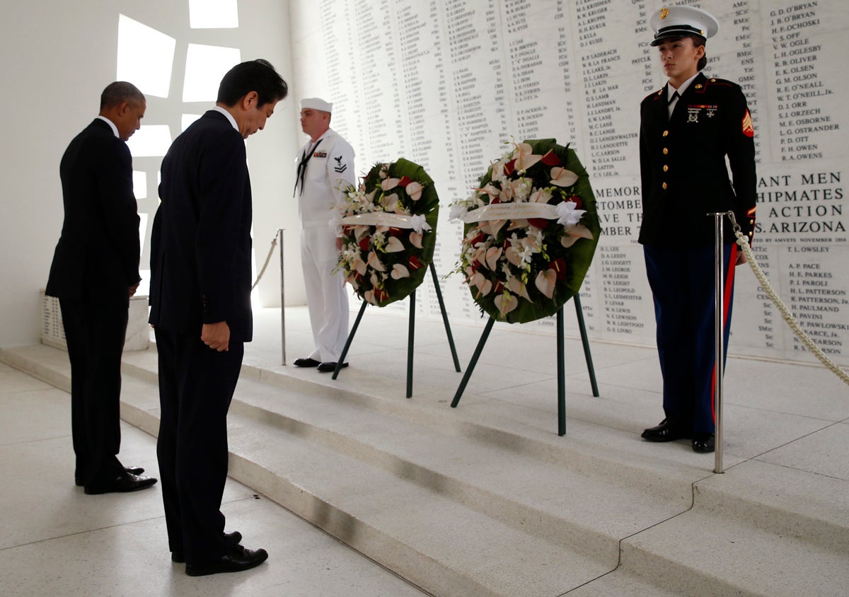 Shinzo Abe ofrece sus "sinceras y eternas condolencias" por los muertos en Pearl Harbor en una visita junto a Obama Shinzo Abe ofrece sus "sinceras y eternas condolencias" por los muertos en Pearl Harbor en una visita junto a Obama