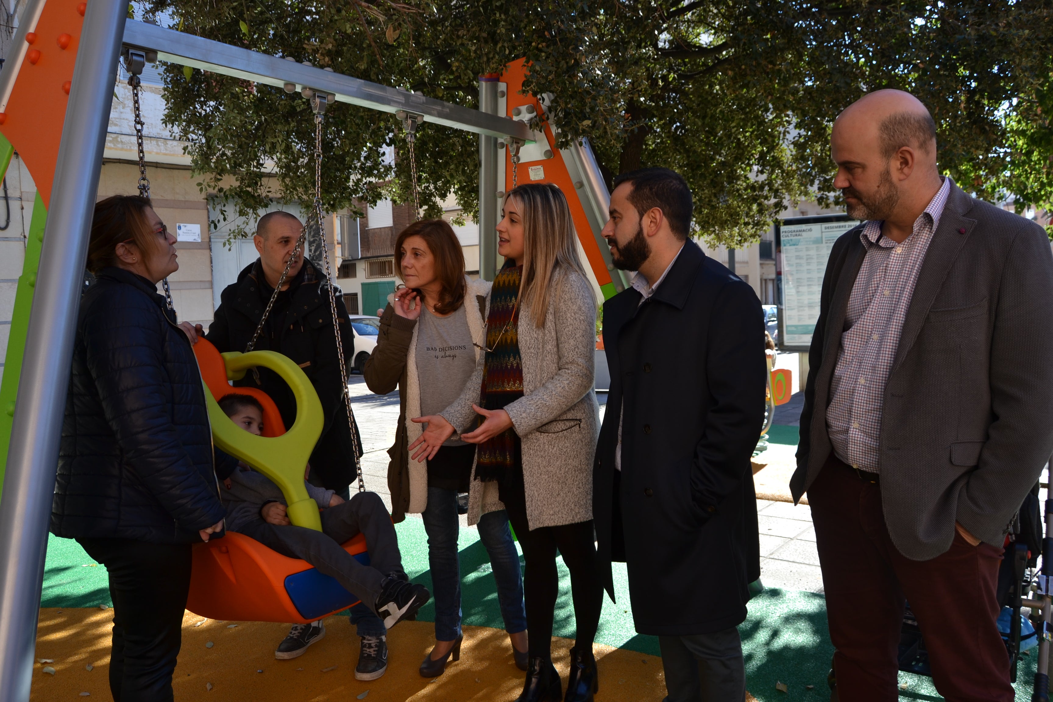 El Ayuntamiento de la Vall d'Uixó estrena el primer parque adaptado de la ciudad en la plaza de l'Assumpció El Ayuntamiento de la Vall d'Uixó estrena el primer parque adaptado de la ciudad en la plaza de l'Assumpció