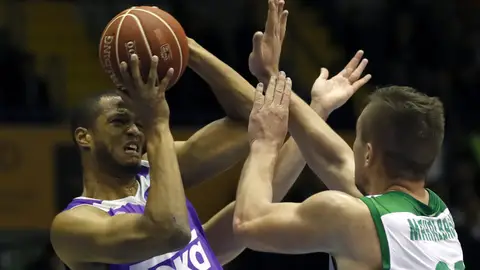 Los jugadores del Betis Energía Plus y Real Madrid en una jugada del encuentro Los jugadores del Betis Energía Plus y Real Madrid en una jugada del encuentro