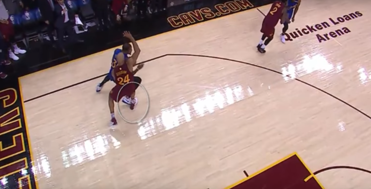 La NBA reconoce que los árbitros debieron pitar falta de Jefferson a Durant y una técnica a LeBron James La NBA reconoce que los árbitros debieron pitar falta de Jefferson a Durant y una técnica a LeBron James