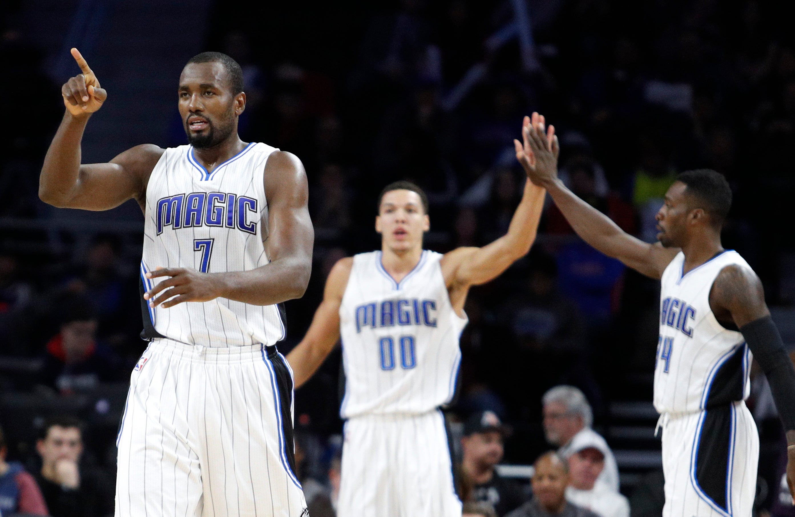 Ibaka se impone en la pintura a Marc Gasol en la victoria de los Magic ante los Grizzlies Ibaka se impone en la pintura a Marc Gasol en la victoria de los Magic ante los Grizzlies