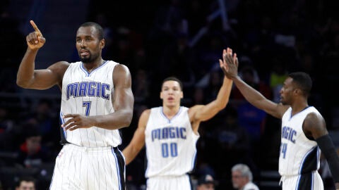 Ibaka celebra una canasta junto a sus compa&ntilde;eros