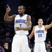 Ibaka celebra una canasta junto a sus compañeros Ibaka celebra una canasta junto a sus compañeros