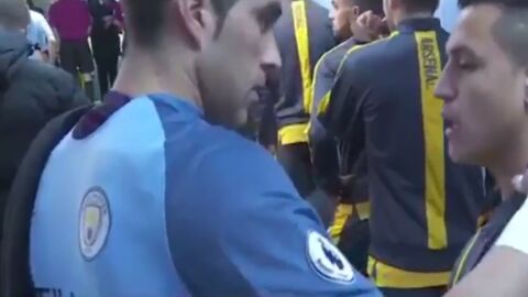 Claudio Bravo dialoga con Alexis S&aacute;nchez