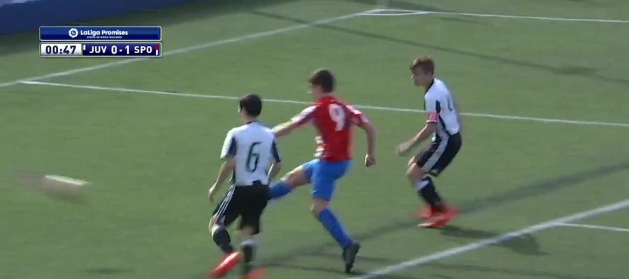 Diego Iza, del Sporting, marca a la Juventus en LaLiga Promises Diego Iza, del Sporting, marca a la Juventus en LaLiga Promises