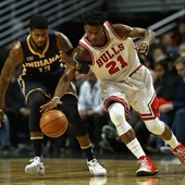 Paul George y Jimmy Butler intentan retener el balón Paul George y Jimmy Butler intentan retener el balón