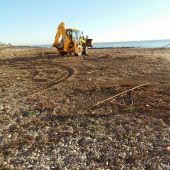 Trabajos de limpieza en la costa de Borriana.