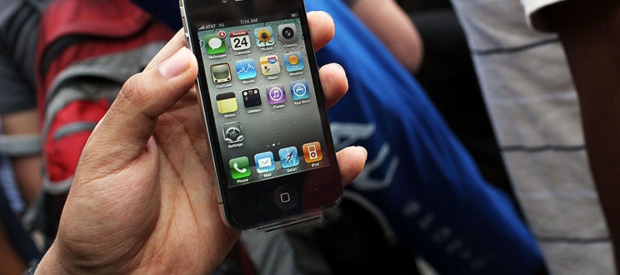 Un usuario con un iPhone 4 Un usuario con un iPhone 4