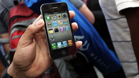 Un usuario con un iPhone 4