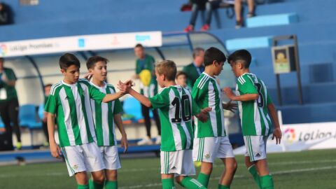 Los jugadores del Betis celebran uno de sus goles