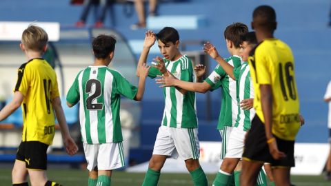Los jugadores del Betis celebran un gol en LaLiga Promises