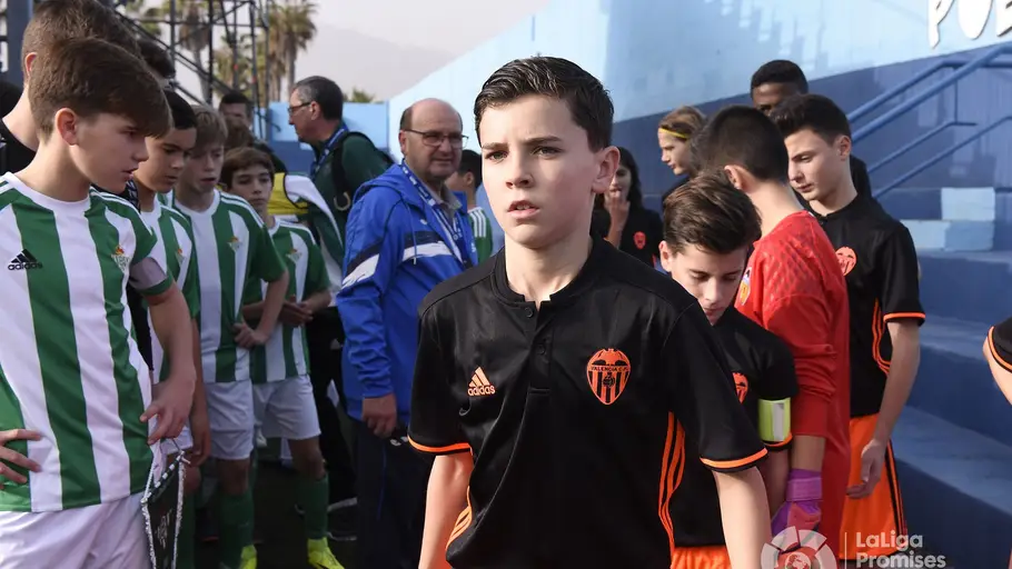 Los jugadores del Valencia se retiran del terreno de juego durante LaLiga Promises Los jugadores del Valencia se retiran del terreno de juego durante LaLiga Promises