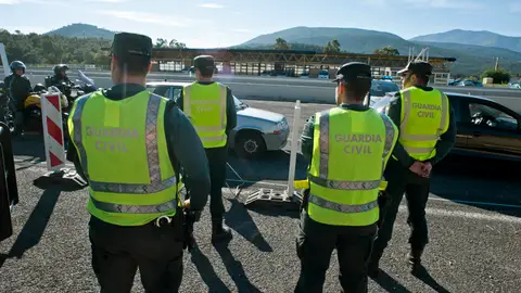 Agentes de la Guardia Civil en un control en la frontera Agentes de la Guardia Civil en un control en la frontera