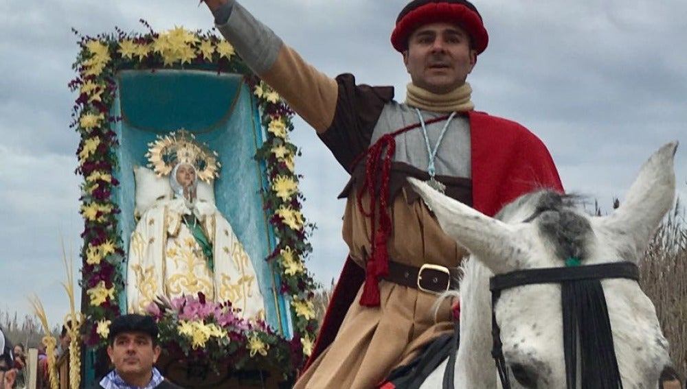 El guardacostas Francesc Cantó encabeza la romería de la Venida de la Virgen 2016.