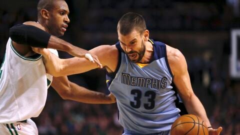 Marc Gasol intenta entrar a canasta ante Al Horford