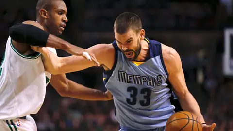 Marc Gasol intenta entrar a canasta ante Al Horford Marc Gasol intenta entrar a canasta ante Al Horford