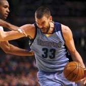 Marc Gasol intenta entrar a canasta ante Al Horford