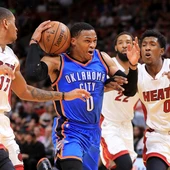 Russell Westbrook intenta avanzar ante la defensa de los Heat Russell Westbrook intenta avanzar ante la defensa de los Heat