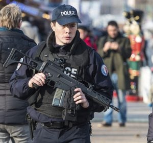 Agentes de policía galos patrullan por las calles de París Agentes de policía galos patrullan por las calles de París