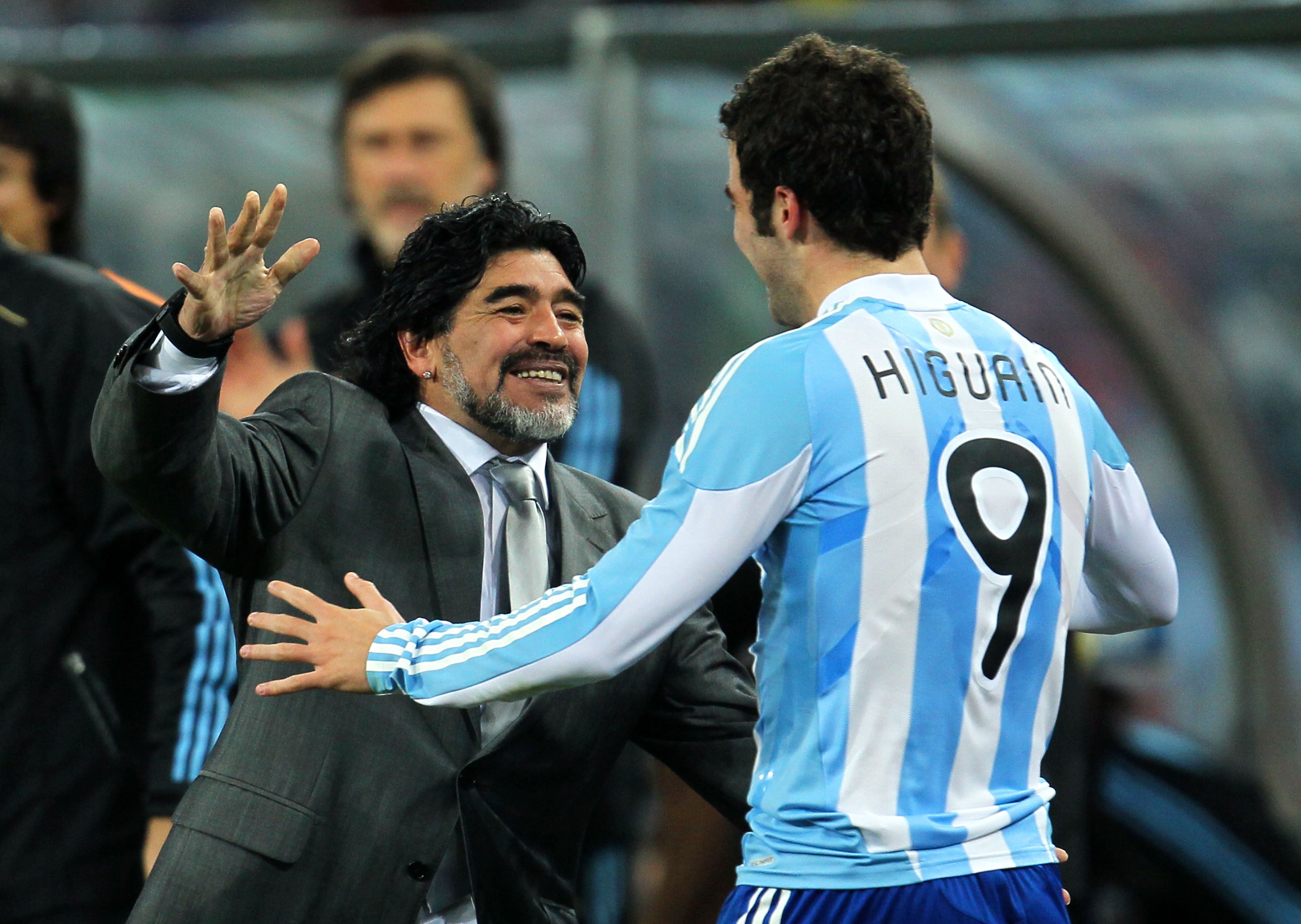 Nuevo palo de Maradona a Higuaín: "Antes los equipos se elegían por la camiseta, no por el dinero" Nuevo palo de Maradona a Higuaín: "Antes los equipos se elegían por la camiseta, no por el dinero"