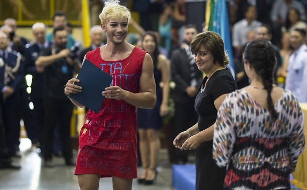Harto de sufrir homofobia en la universidad, un joven se gradúa en vestido y tacones Harto de sufrir homofobia en la universidad, un joven se gradúa en vestido y tacones