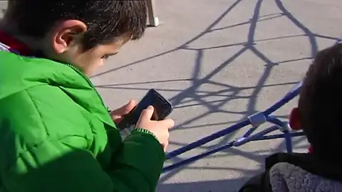 Frame 50.382531 de: El abuso tecnológico aumenta el riesgo de sufrir ludopatía en menores Frame 50.382531 de: El abuso tecnológico aumenta el riesgo de sufrir ludopatía en menores