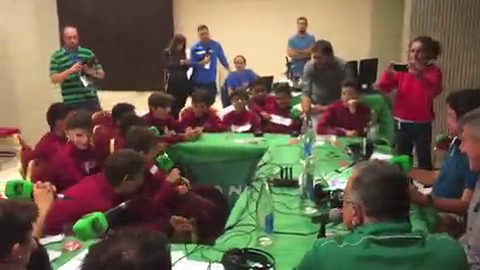 Los niños del Atlético de Madrid cantan junto a José Ramón de la Morena el himno rojiblanco Los niños del Atlético de Madrid cantan junto a José Ramón de la Morena el himno rojiblanco