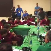 Frame 1.249675 de: Los niños del Atlético de Madrid cantan junto a José Ramón de la Morena el himno rojiblanco Frame 1.249675 de: Los niños del Atlético de Madrid cantan junto a José Ramón de la Morena el himno rojiblanco