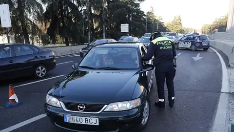 Coche con matrícula par circulando por el centro de Madrid Coche con matrícula par circulando por el centro de Madrid