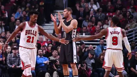 Jimmy Butler choca su mano con Rajon Rondo Jimmy Butler choca su mano con Rajon Rondo