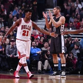Jimmy Butler choca su mano con Rajon Rondo Jimmy Butler choca su mano con Rajon Rondo