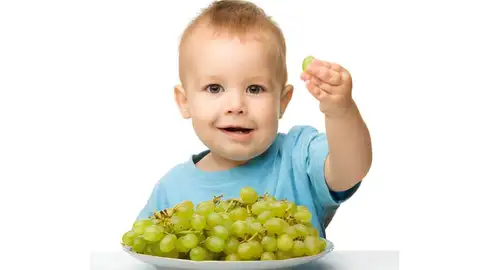 Las uvas enteras pueden provocar atragantamiento en niños Las uvas enteras pueden provocar atragantamiento en niños