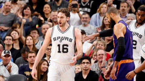 Pau Gasol celebra una canasta contra los Phoenix Suns