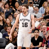 Pau Gasol celebra una canasta contra los Phoenix Suns Pau Gasol celebra una canasta contra los Phoenix Suns