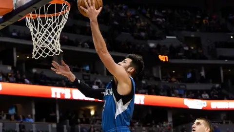 Ricky Rubio hace una bandeja ante los Denver Nuggets Ricky Rubio hace una bandeja ante los Denver Nuggets