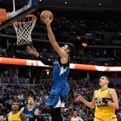 Ricky Rubio hace una bandeja ante los Denver Nuggets Ricky Rubio hace una bandeja ante los Denver Nuggets