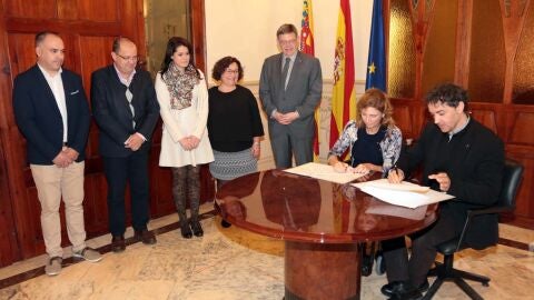 Firma del convenio de promoci&oacute;n de las gaiatas.