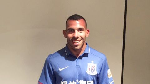 Carlos T&eacute;vez posa con la camiseta del Shanghai Shenhua