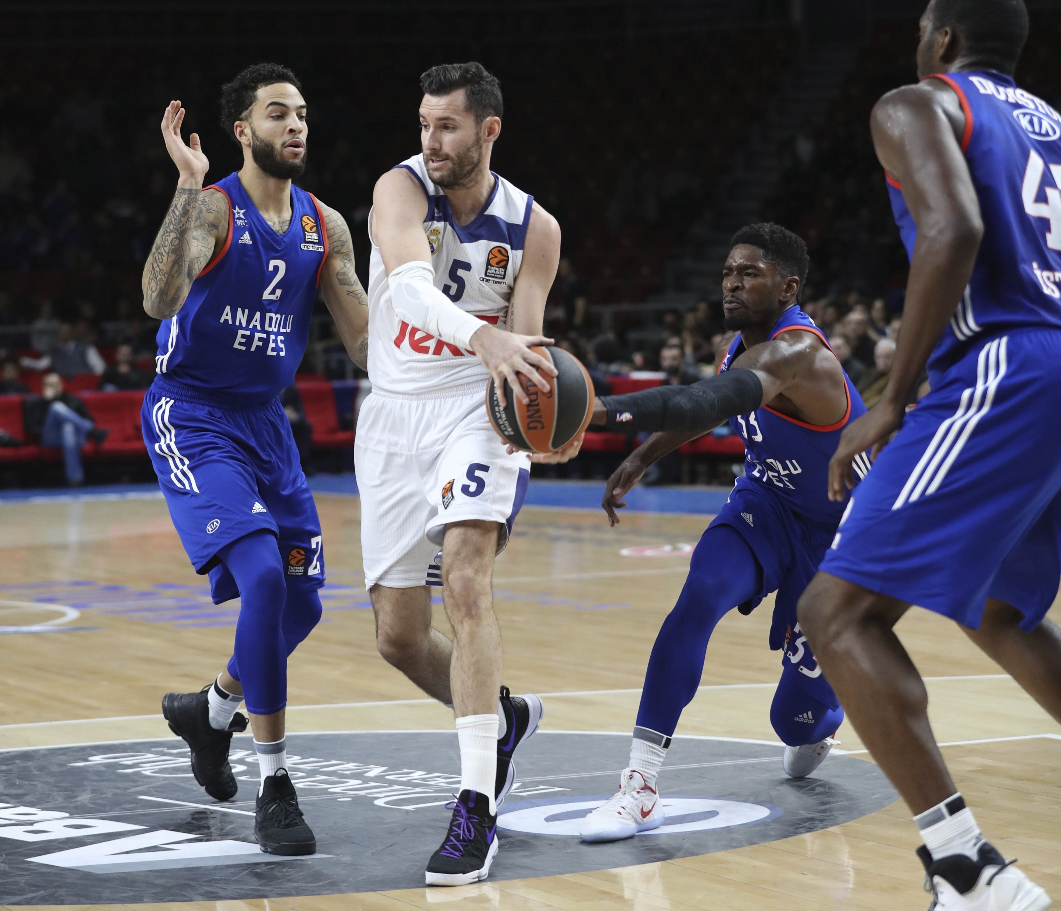 Doncic y Rudy dan la victoria al Real Madrid ante el Efes y acaban con la maldición de Estambul Doncic y Rudy dan la victoria al Real Madrid ante el Efes y acaban con la maldición de Estambul