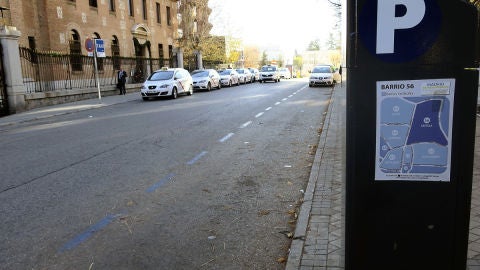 Vista de la zona azul de una calle de Madrid