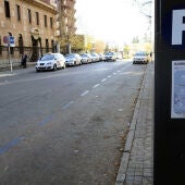 Vista de la zona azul de una calle de Madrid